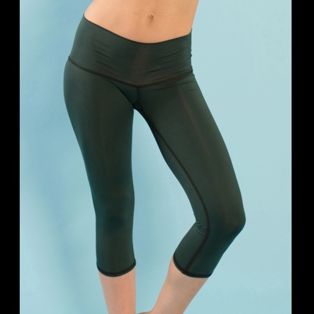 Teeki goddess capri - XS - NWT